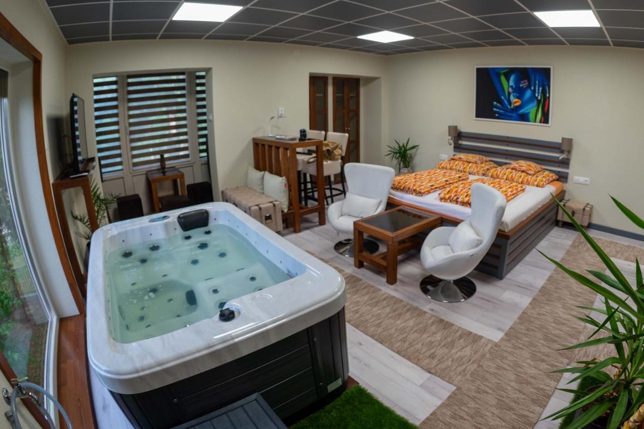 E 14 Aparthotel Berekfürdő Екстериор снимка